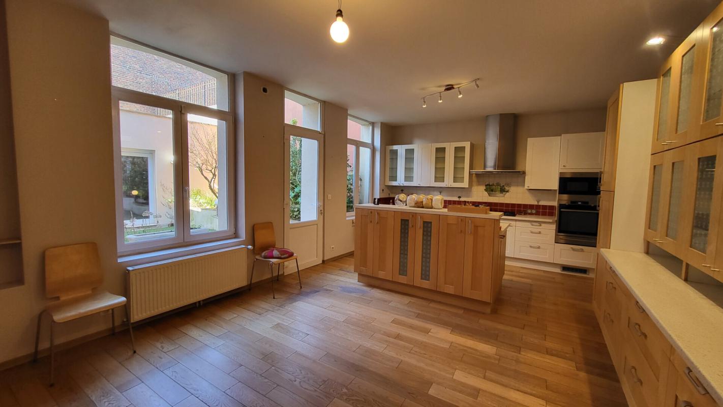 SAINT-QUENTIN CHARMANTE MAISON HYPER CENTRE AVEC  EXERIEUR ET GARAGE 4