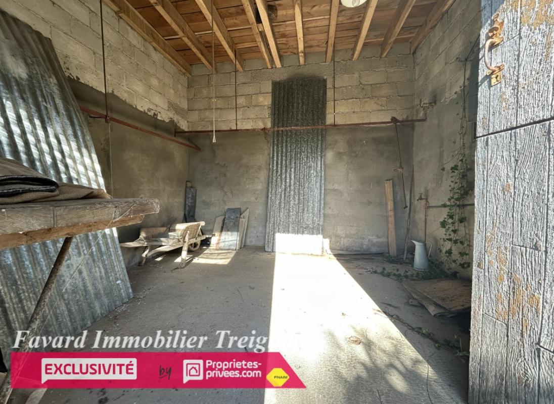 LE LONZAC Maison 90 m² + atelier 45 m² + dépendances sur 1532 m² idéal habitation ou activité 16