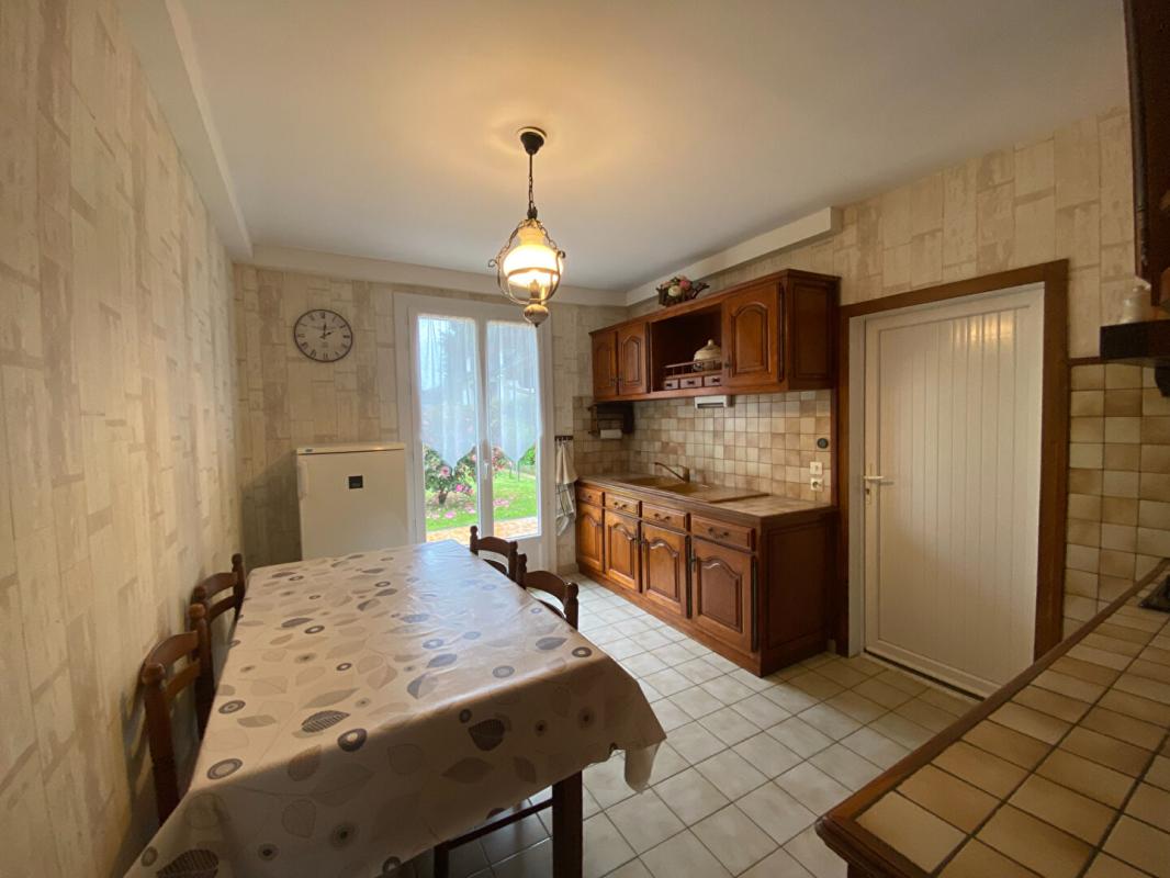 OLORON-SAINTE-MARIE Charmante maison familiale T4 avec jardin et garage  Quartier calme et recherché dans  Oloron-Sainte-Marie 4