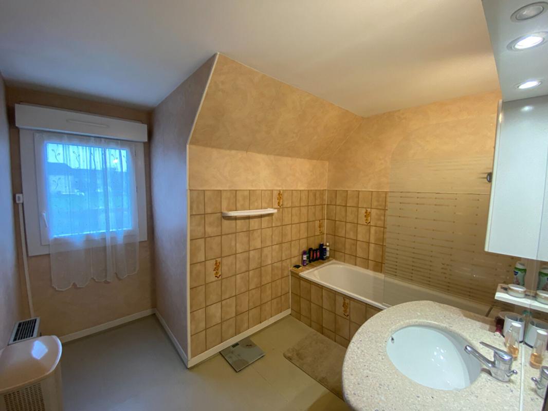 OLORON-SAINTE-MARIE Charmante maison familiale T4 avec jardin et garage  Quartier calme et recherché dans  Oloron-Sainte-Marie 9