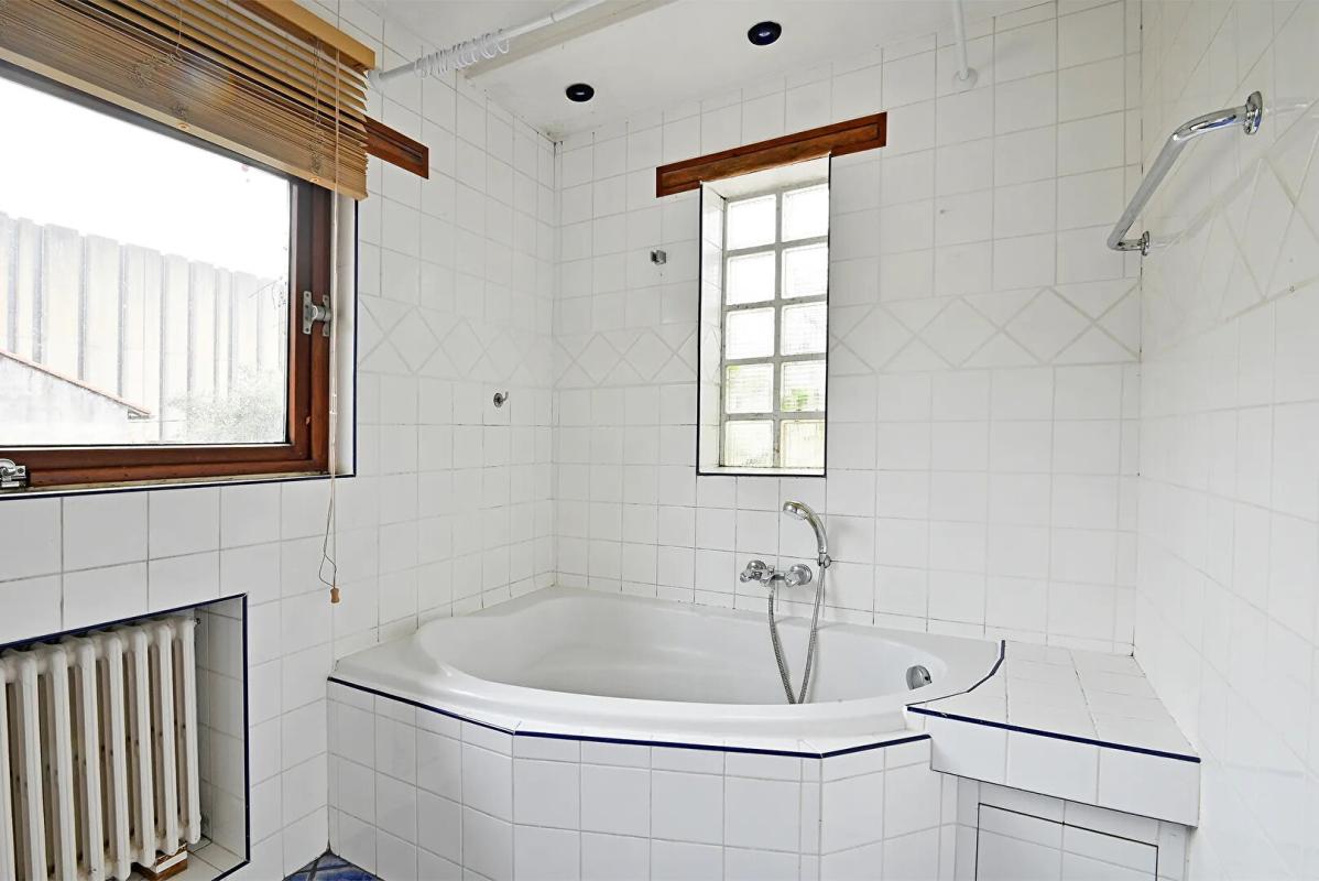 AVIGNON AVIGNON EXTRA MUROS : MAISON DE VILLE AVEC COUR 5