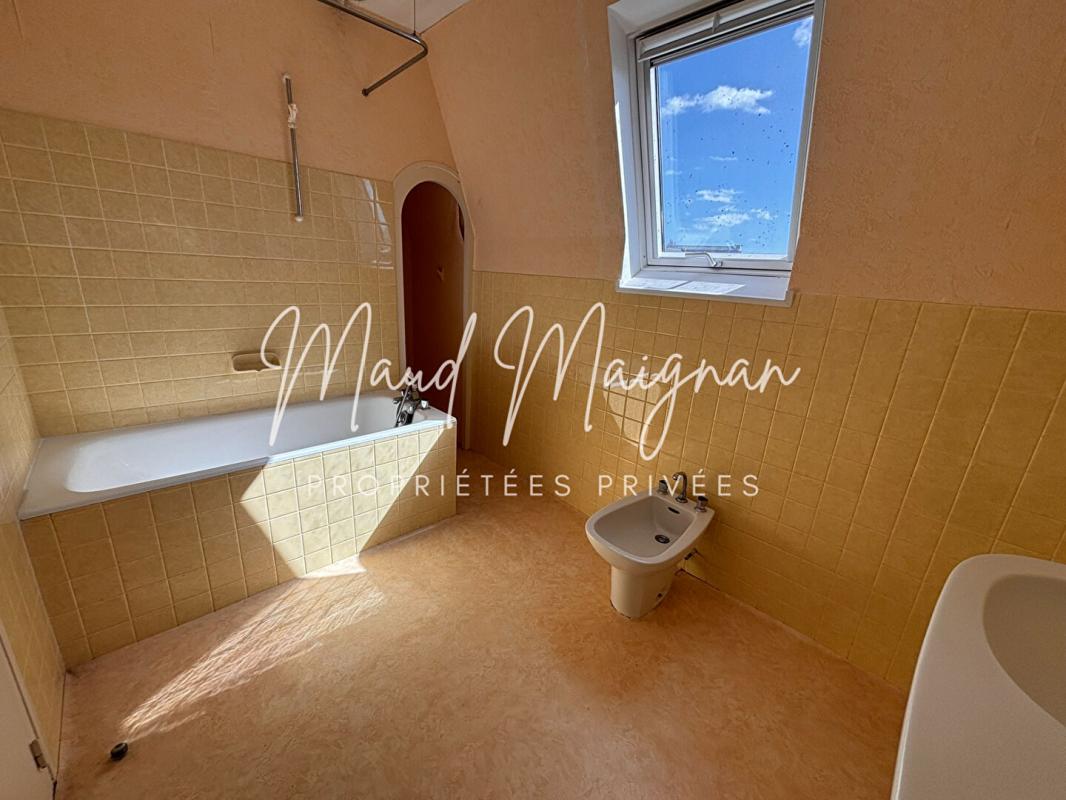 SEGRE Charmante maison individuelle à rénover , quartier prisé 13