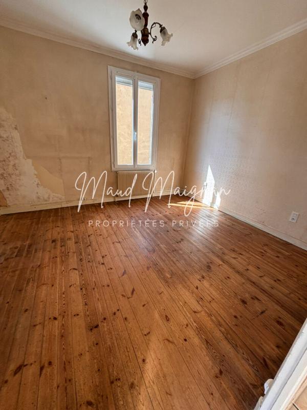 SEGRE Charmante maison individuelle à rénover , quartier prisé 9