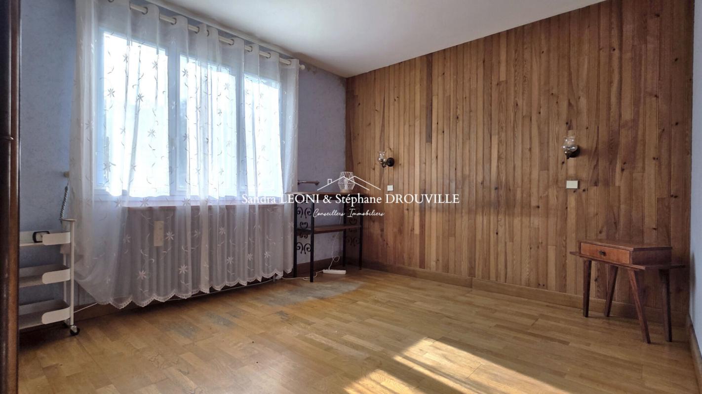 JOUY JOUY MAISON  de 115 m², 4 CHAMBRES 6