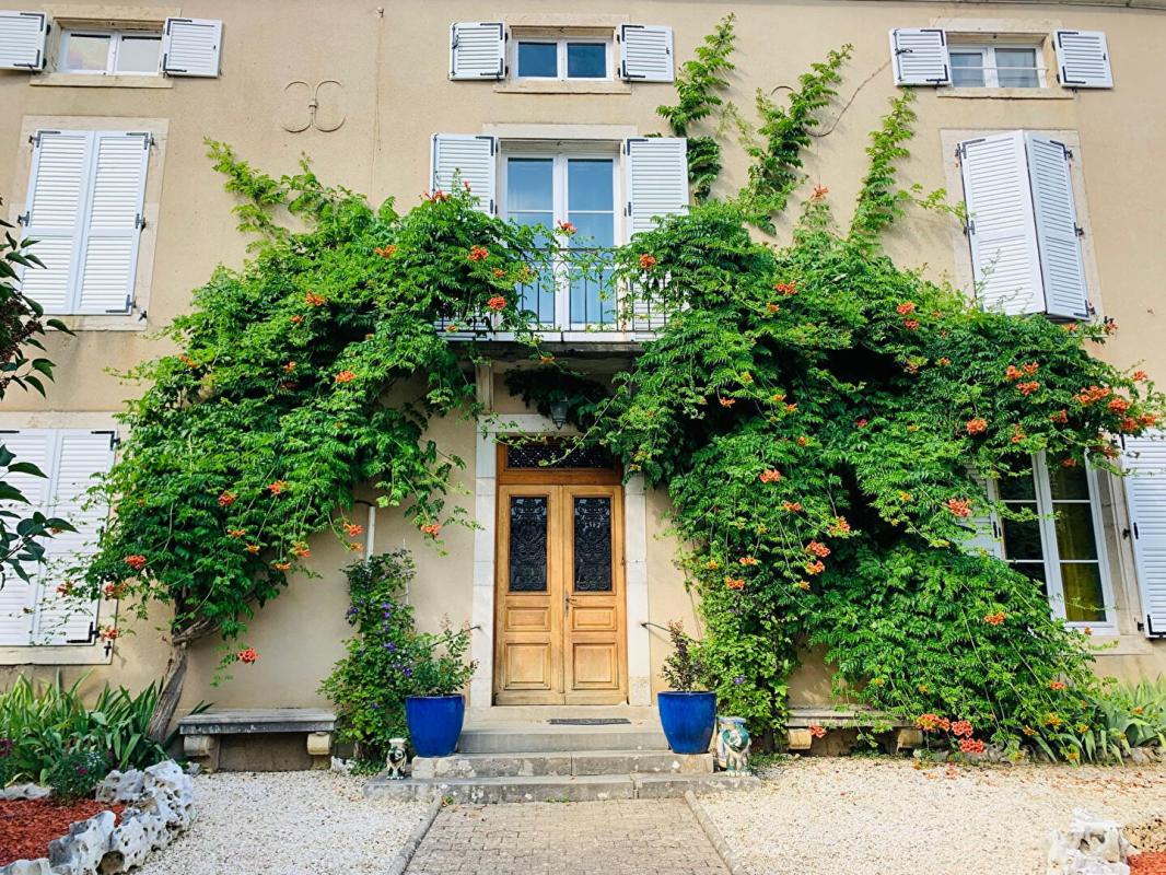 COMMARIN Demeure de prestige Commarin 12 pièce(s) 420 m2 entre PARIS et Lyon 17