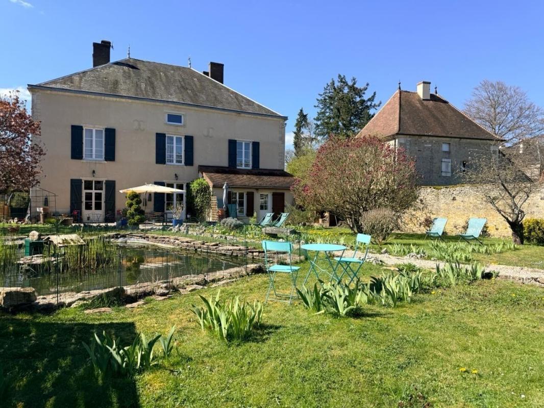 COMMARIN Demeure de prestige Commarin 12 pièce(s) 420 m2 entre PARIS et Lyon 13