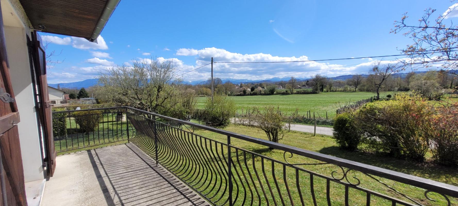 LES ABRETS EN DAUPHINé Maison avec vue dégagée sur les montagnes-Terrain 1737 m2- Fort potentiel 1