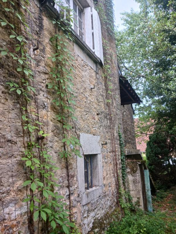 PERRIGNY Maison en pierre composé de 2 logements avec dépendances 10