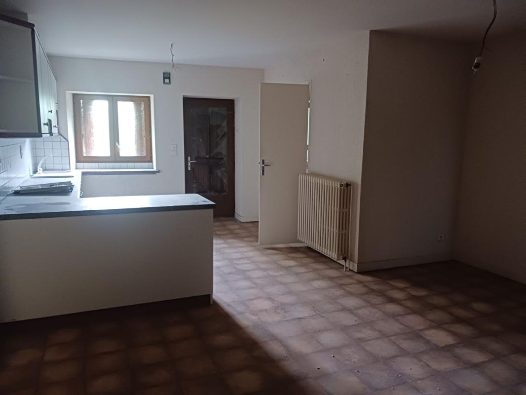 PERRIGNY Maison en pierre composé de 2 logements avec dépendances 3