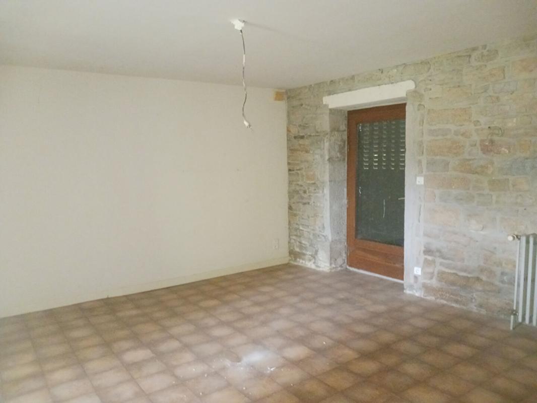 PERRIGNY Maison en pierre composé de 2 logements avec dépendances 4