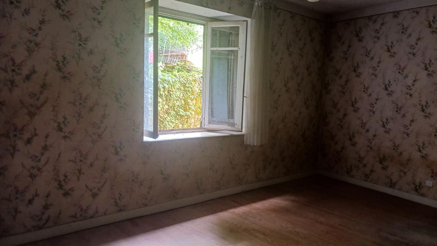 PERRIGNY Maison en pierre composé de 2 logements avec dépendances 7