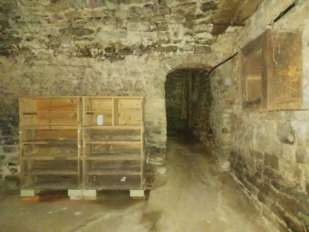 PERRIGNY Maison en pierre composé de 2 logements avec dépendances 9