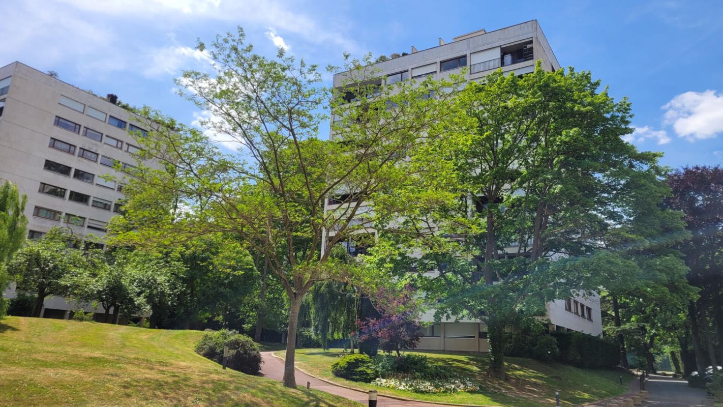 POISSY Appartement  de 111m² avec 3 chambres, un bureau, balcon, 2 box et une cave dans résidence de standing 12