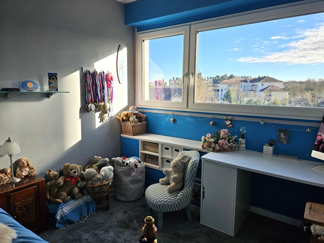 POISSY Appartement  de 111m² avec 3 chambres, un bureau, balcon, 2 box et une cave dans résidence de standing 7