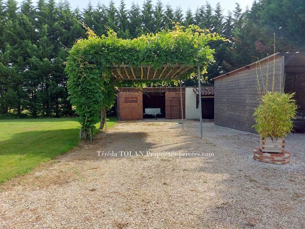 LAYRAC Longère en pierre 5 pièce(s), 3 chambres - 1 bureau- 160 m² - Garages - Piscine -Jardin -Vue 16