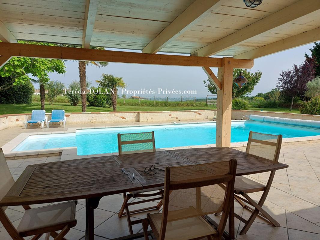 LAYRAC Longère en pierre 5 pièce(s), 3 chambres - 1 bureau- 160 m² - Garages - Piscine -Jardin -Vue 2