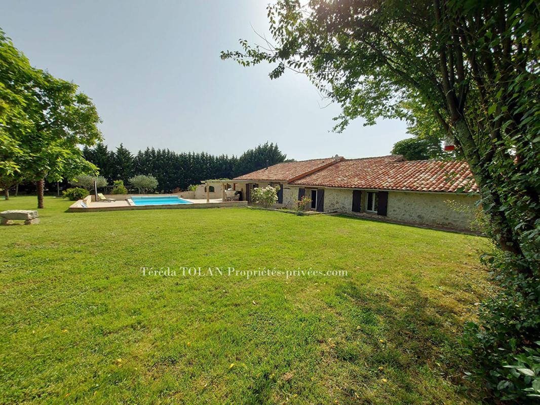 LAYRAC Longère en pierre 5 pièce(s), 3 chambres - 1 bureau- 160 m² - Garages - Piscine -Jardin -Vue 4