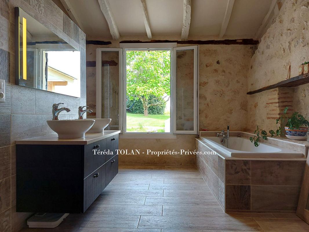 LAYRAC Longère en pierre 5 pièce(s), 3 chambres - 1 bureau- 160 m² - Garages - Piscine -Jardin -Vue 9