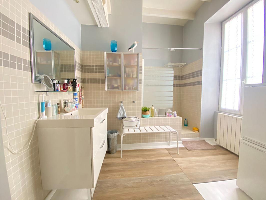 BORDEAUX Grand appartement 2 chambres, 3 possibles, avec grande terrasse, grand entrepôt de 134m² qui peut être utilisé en grand garage et atelier 11