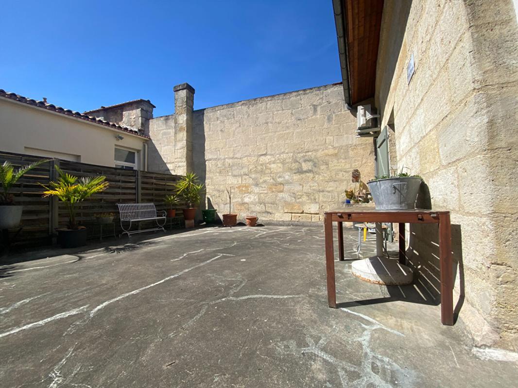 BORDEAUX Grand appartement 2 chambres, 3 possibles, avec grande terrasse, grand entrepôt de 134m² qui peut être utilisé en grand garage et atelier 13