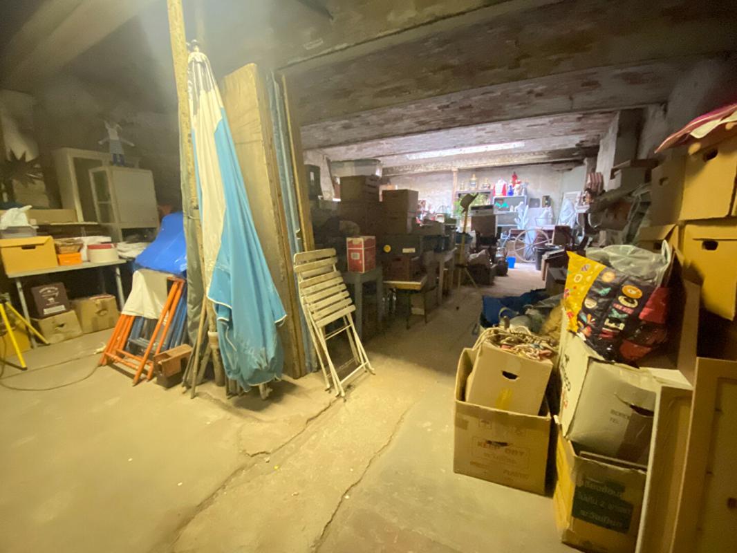 BORDEAUX Grand appartement 2 chambres, 3 possibles, avec grande terrasse, grand entrepôt de 134m² qui peut être utilisé en grand garage et atelier 15