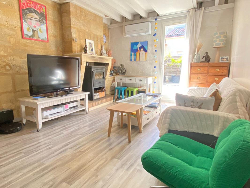 BORDEAUX Grand appartement 2 chambres, 3 possibles, avec grande terrasse, grand entrepôt de 134m² qui peut être utilisé en grand garage et atelier 16
