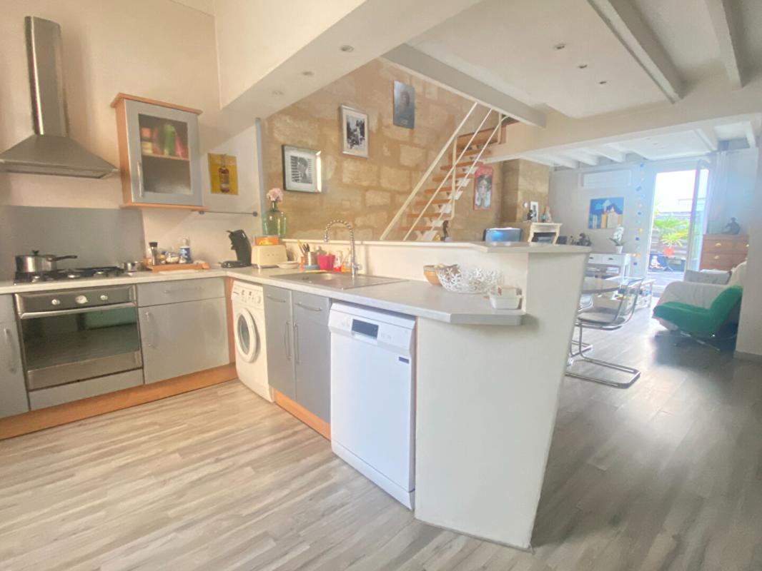 BORDEAUX Grand appartement 2 chambres, 3 possibles, avec grande terrasse, grand entrepôt de 134m² qui peut être utilisé en grand garage et atelier 5