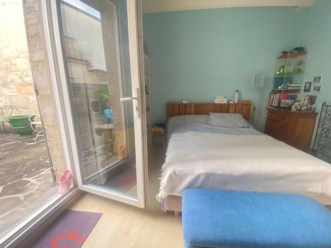 BORDEAUX Grand appartement 2 chambres, 3 possibles, avec grande terrasse, grand entrepôt de 134m² qui peut être utilisé en grand garage et atelier 7