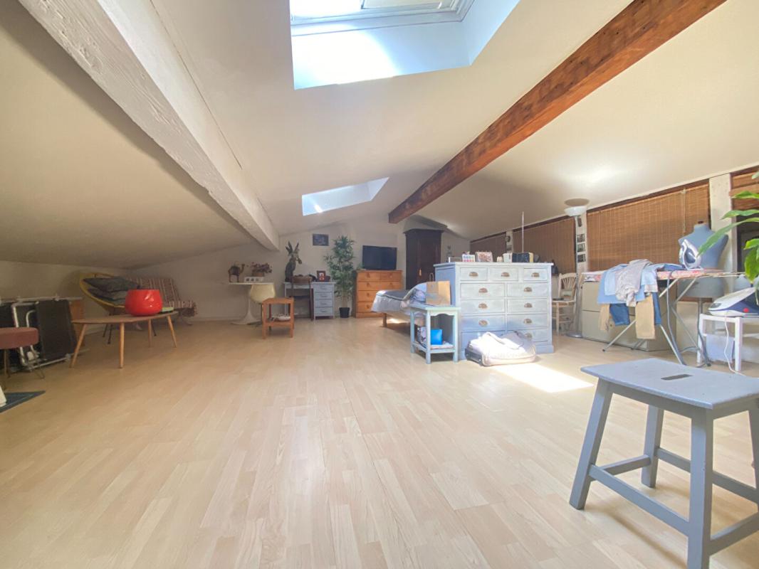 BORDEAUX Grand appartement 2 chambres, 3 possibles, avec grande terrasse, grand entrepôt de 134m² qui peut être utilisé en grand garage et atelier 8