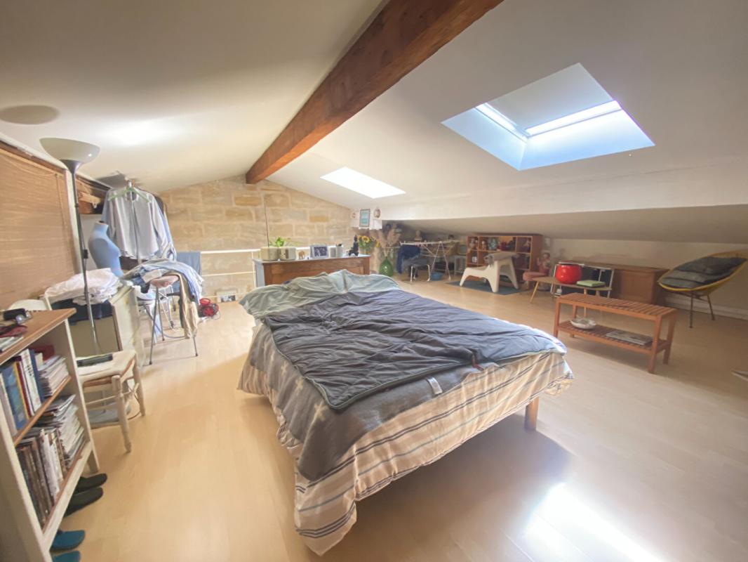 BORDEAUX Grand appartement 2 chambres, 3 possibles, avec grande terrasse, grand entrepôt de 134m² qui peut être utilisé en grand garage et atelier 9