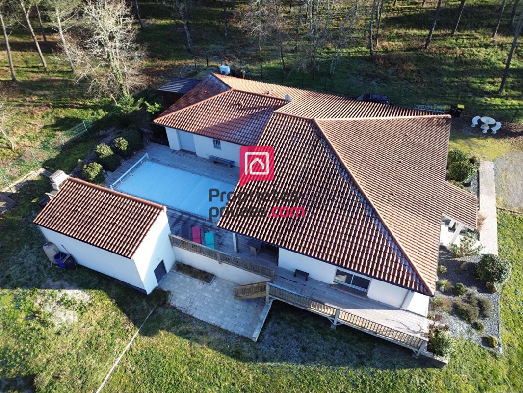 BAZAS Maison de 200m² avec 4 chambres et piscine 1