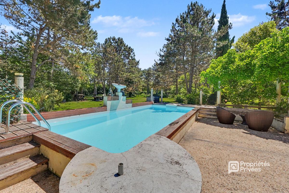 BESSENS Maison Bessens T6 avec piscine sur une parcelle de 5666 m2 1