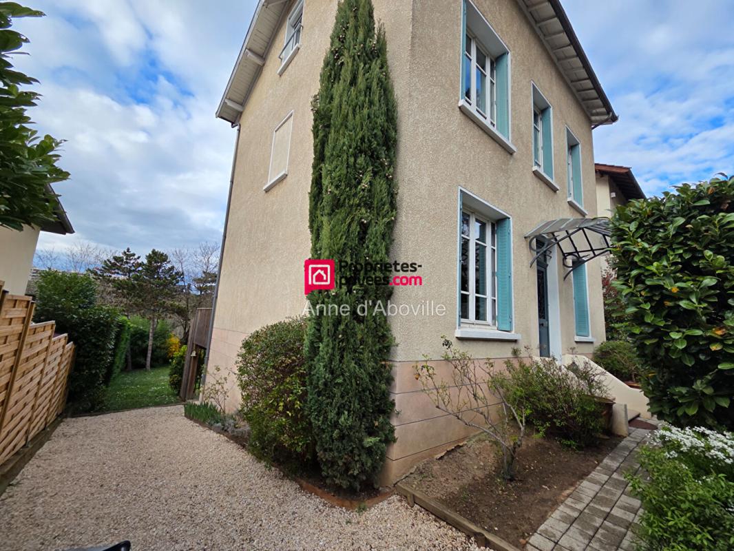 TASSIN-LA-DEMI-LUNE Maison Tassin La Demi Lune 7 pièce(s) 169 m2 12