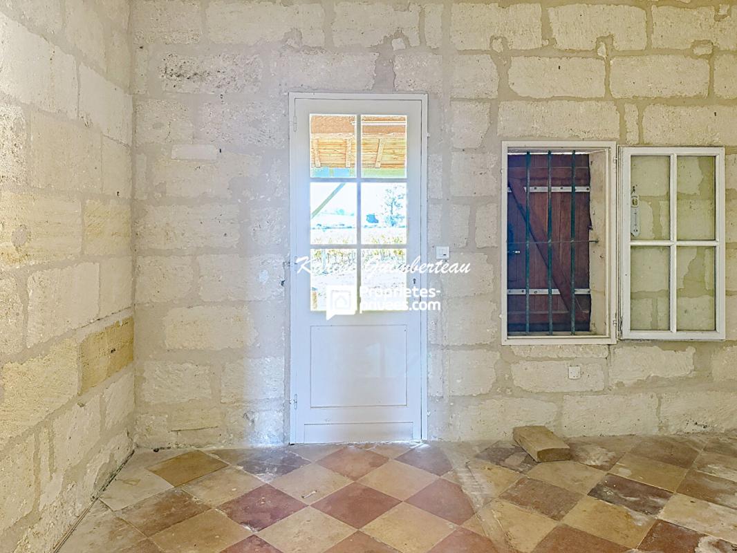 SAINT-EMILION St Emilion : Majestueuse maison en pierre avec vue 11