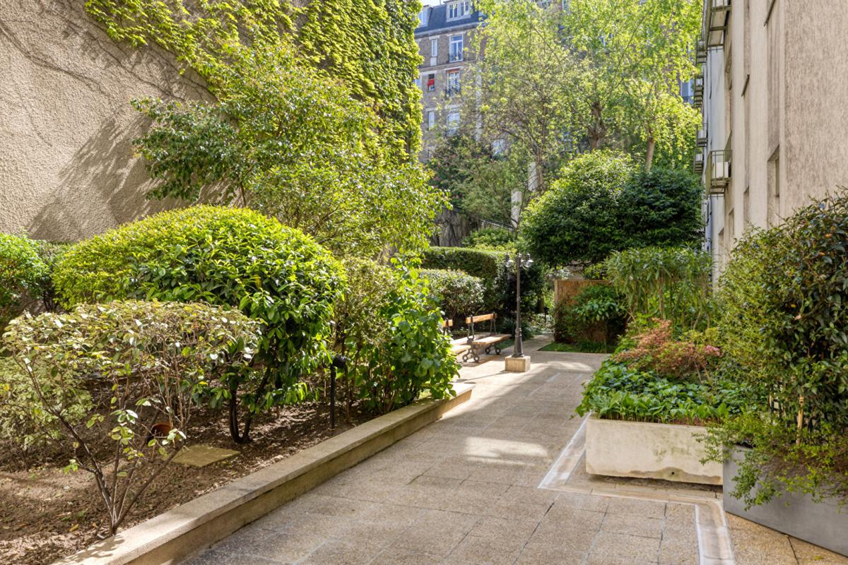 PARIS-16E-ARRONDISSEMENT Auteuil : élégant deux-pièces avec grande terrasse et parking à deux pas de l'avenue Mozart 12