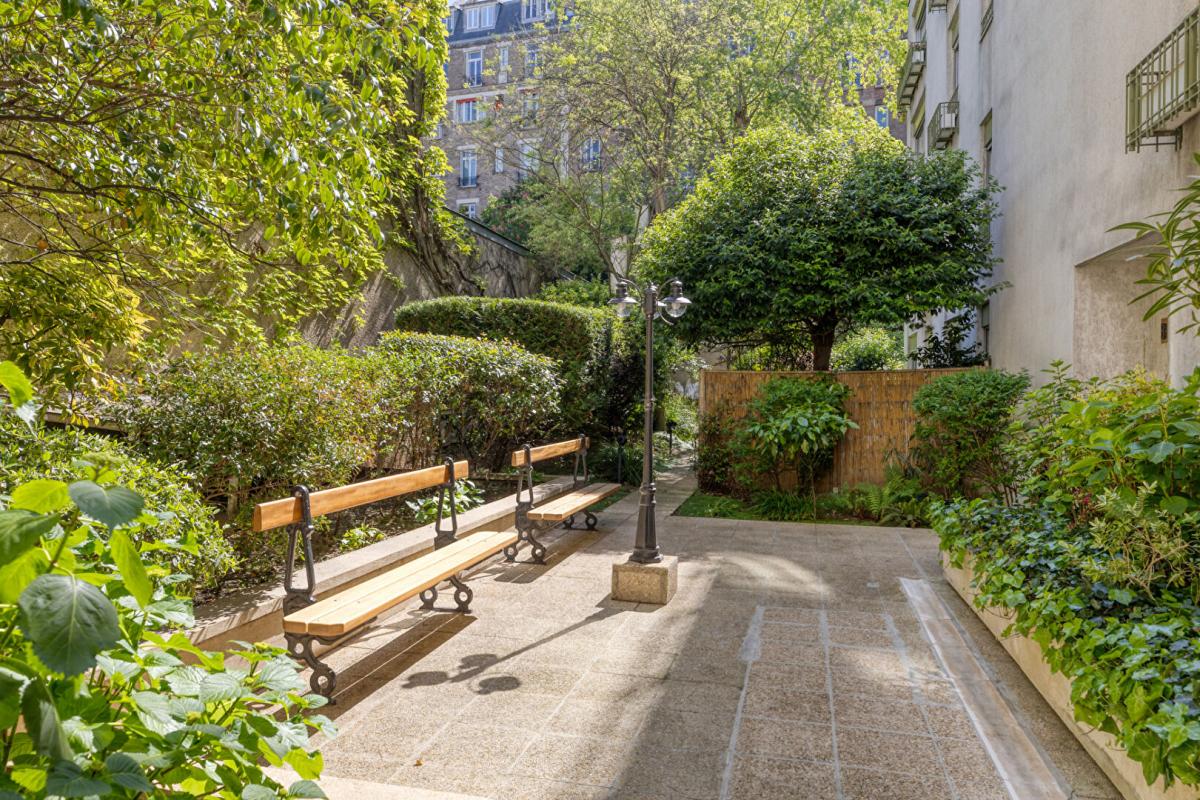 PARIS-16E-ARRONDISSEMENT Auteuil : élégant deux-pièces avec grande terrasse et parking à deux pas de l'avenue Mozart 13