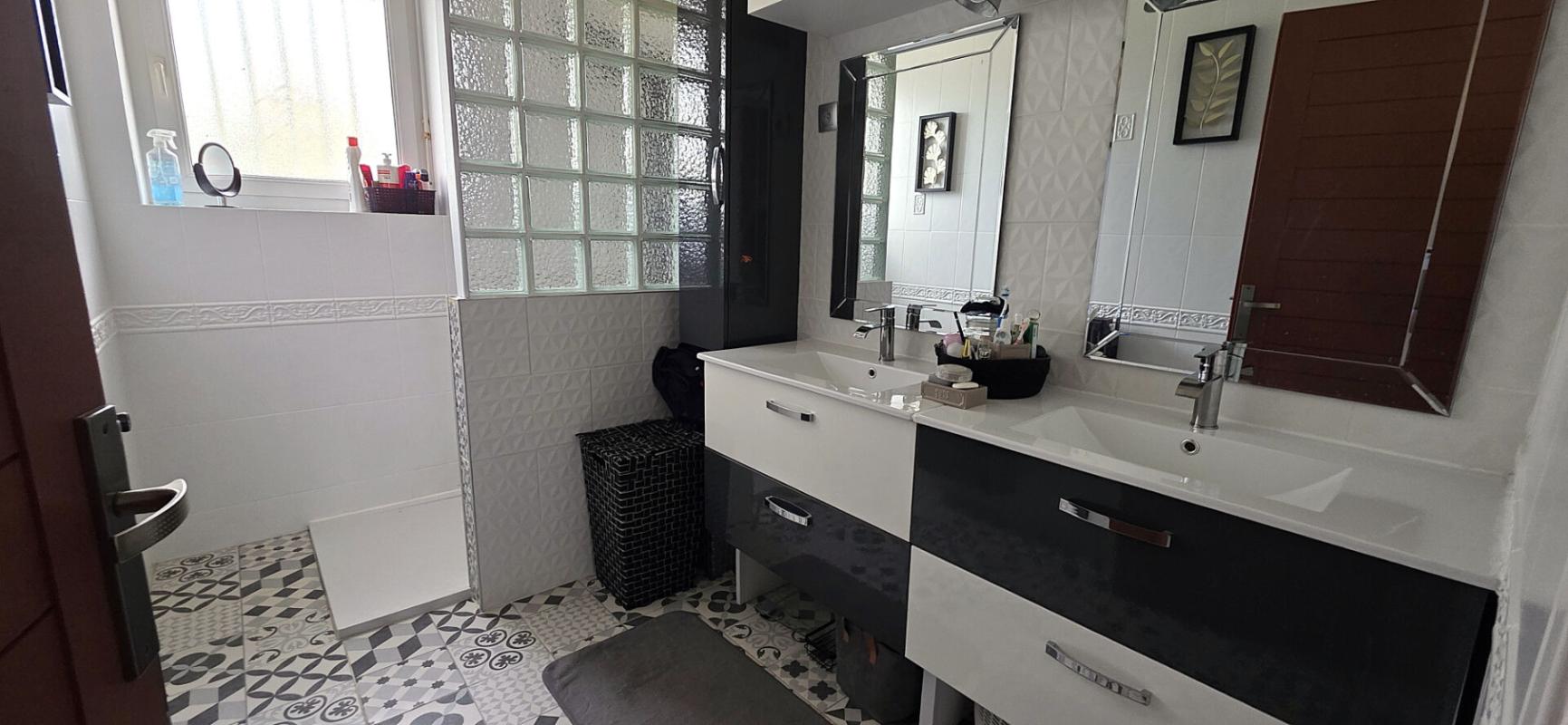 DONGES Maison familiale de 116 m²  habitable, offrant 4 chambres et un grand jardin 9