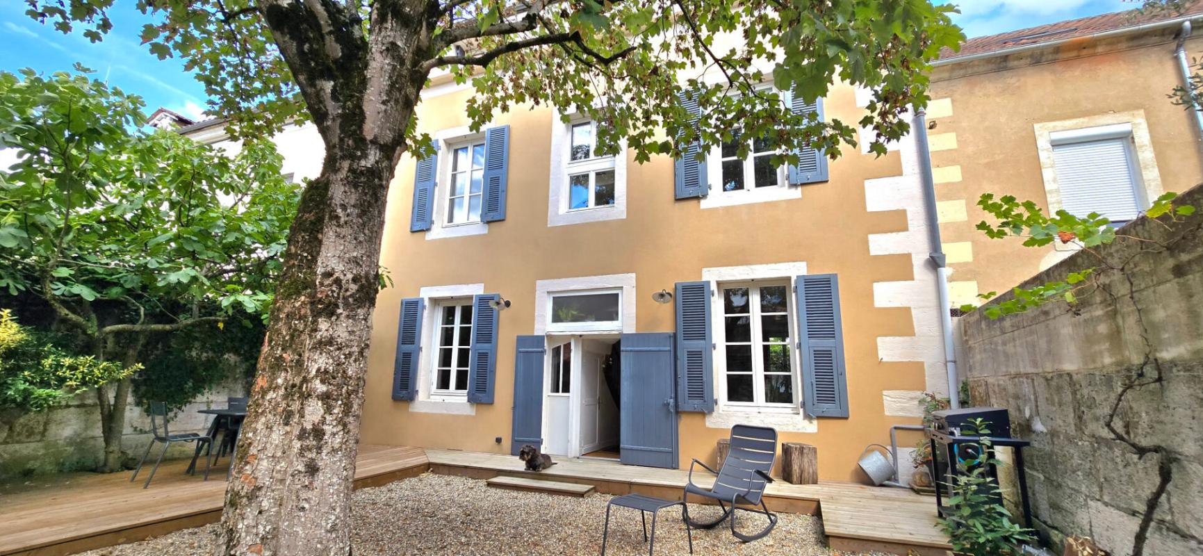 PERIGUEUX Maison de ville de type 9, surface habitable de 180 m², avec jardin et dépendance 1
