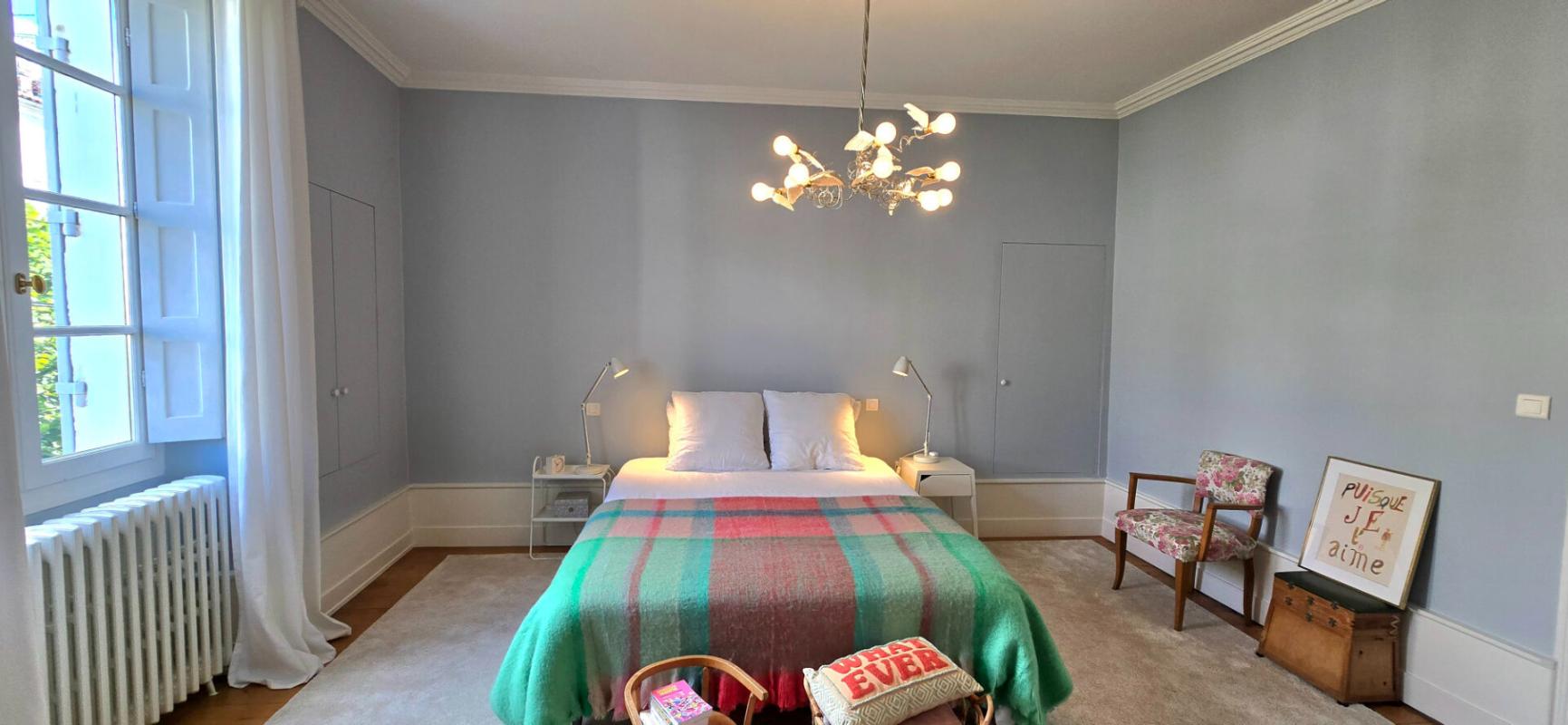 PERIGUEUX Maison de ville de type 9, surface habitable de 180 m², avec jardin et dépendance 10