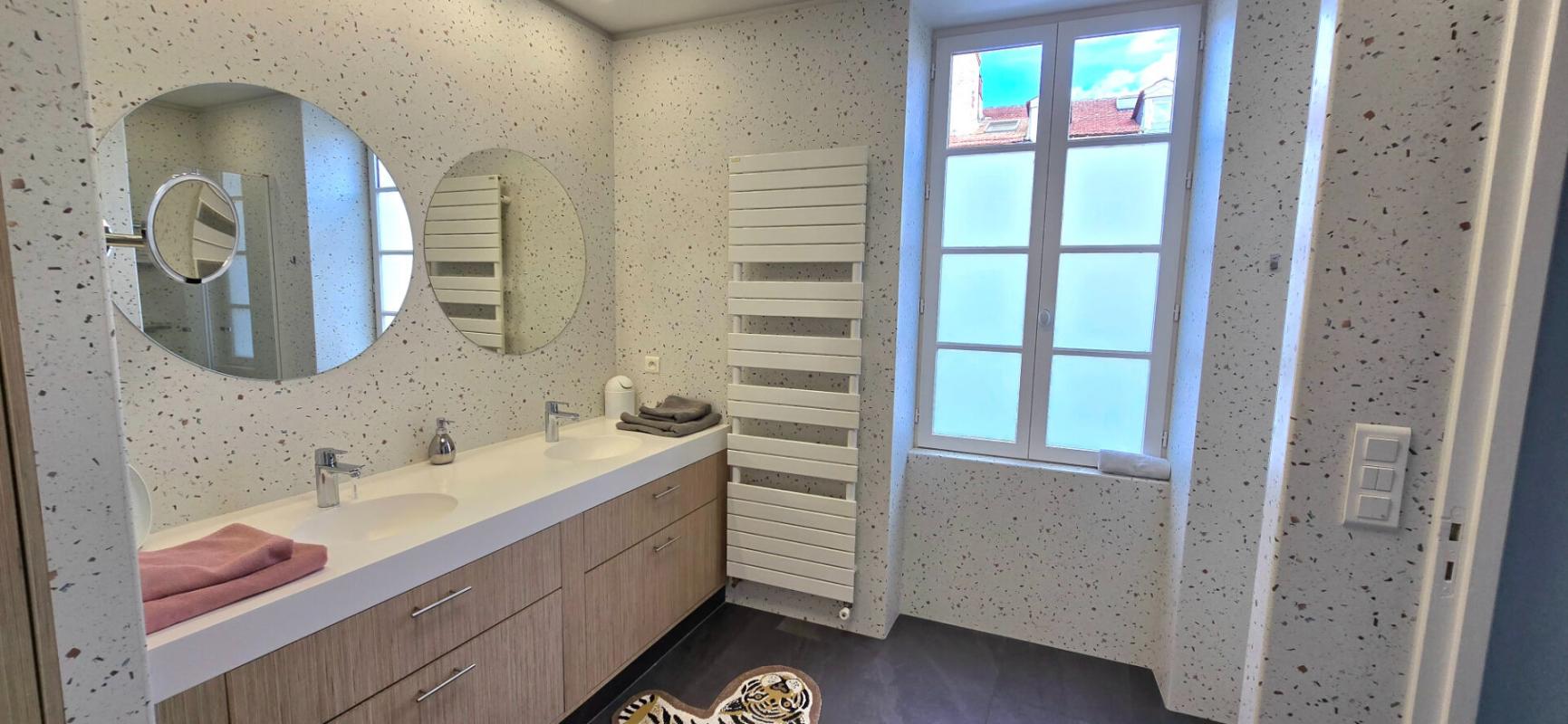 PERIGUEUX Maison de ville de type 9, surface habitable de 180 m², avec jardin et dépendance 12