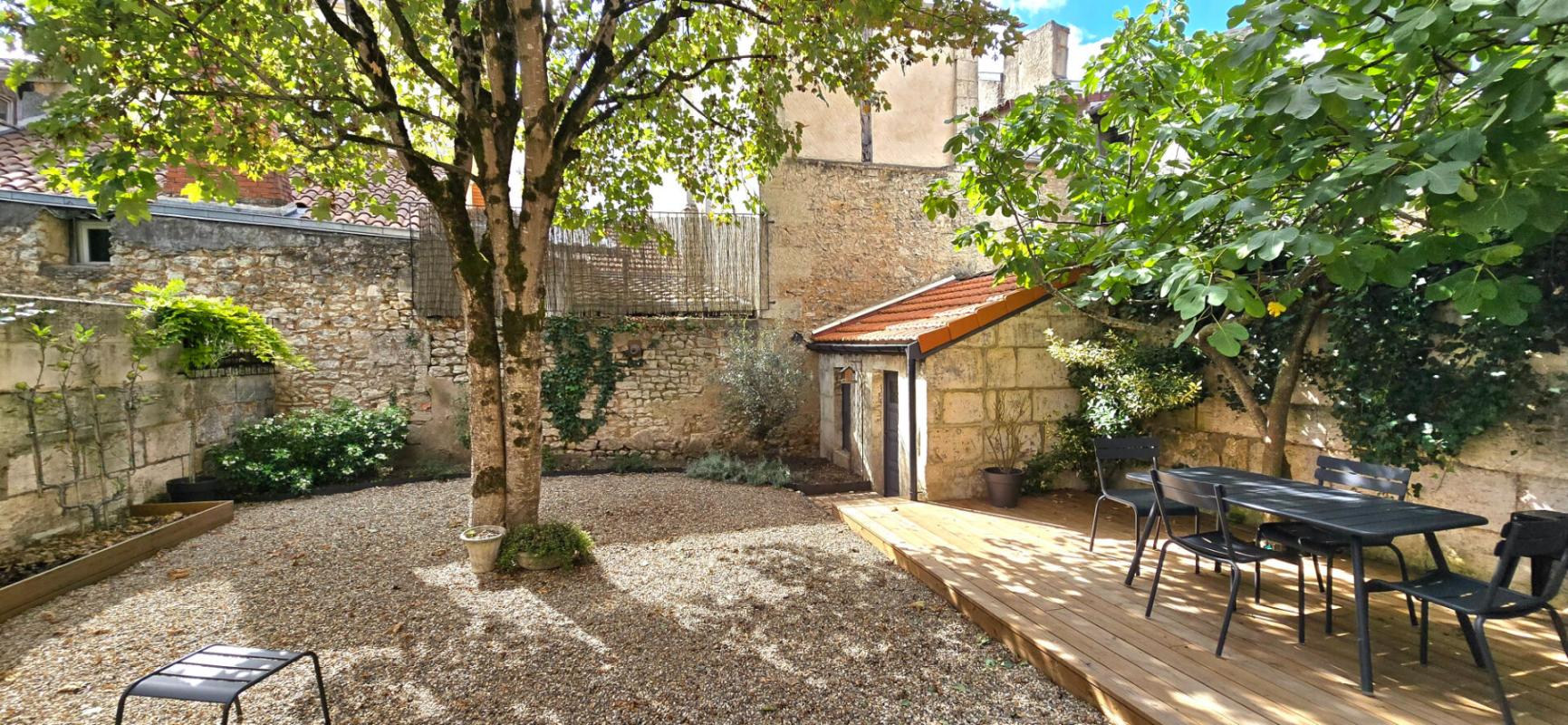 PERIGUEUX Maison de ville de type 9, surface habitable de 180 m², avec jardin et dépendance 3
