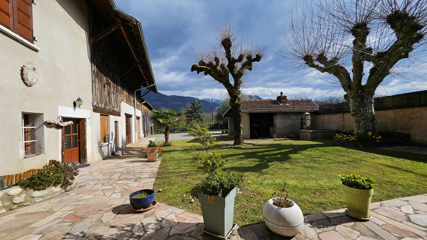 LA BUISSIERE Ancien corps de ferme 8P 253 m² avec dépendances à LA BUISSIERE (38530) 1