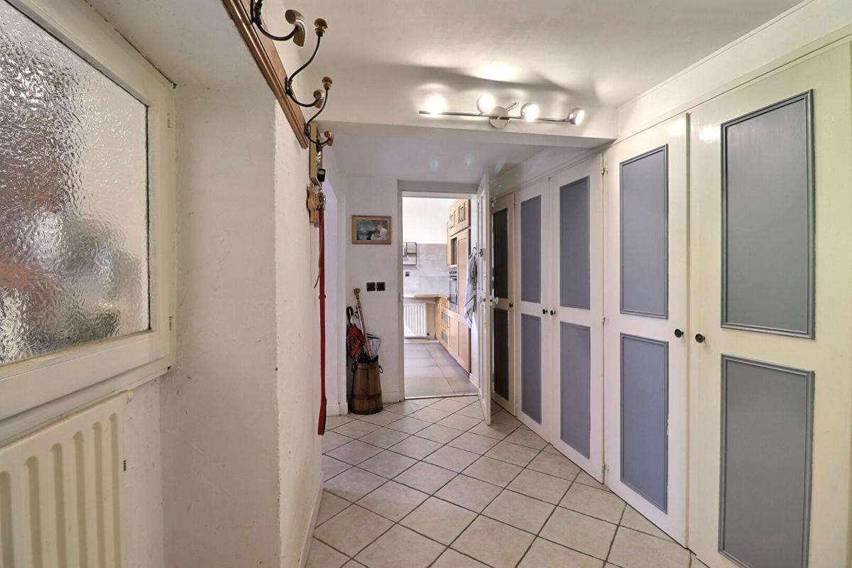 LA BUISSIERE Ancien corps de ferme 8P 253 m² avec dépendances à LA BUISSIERE (38530) 12