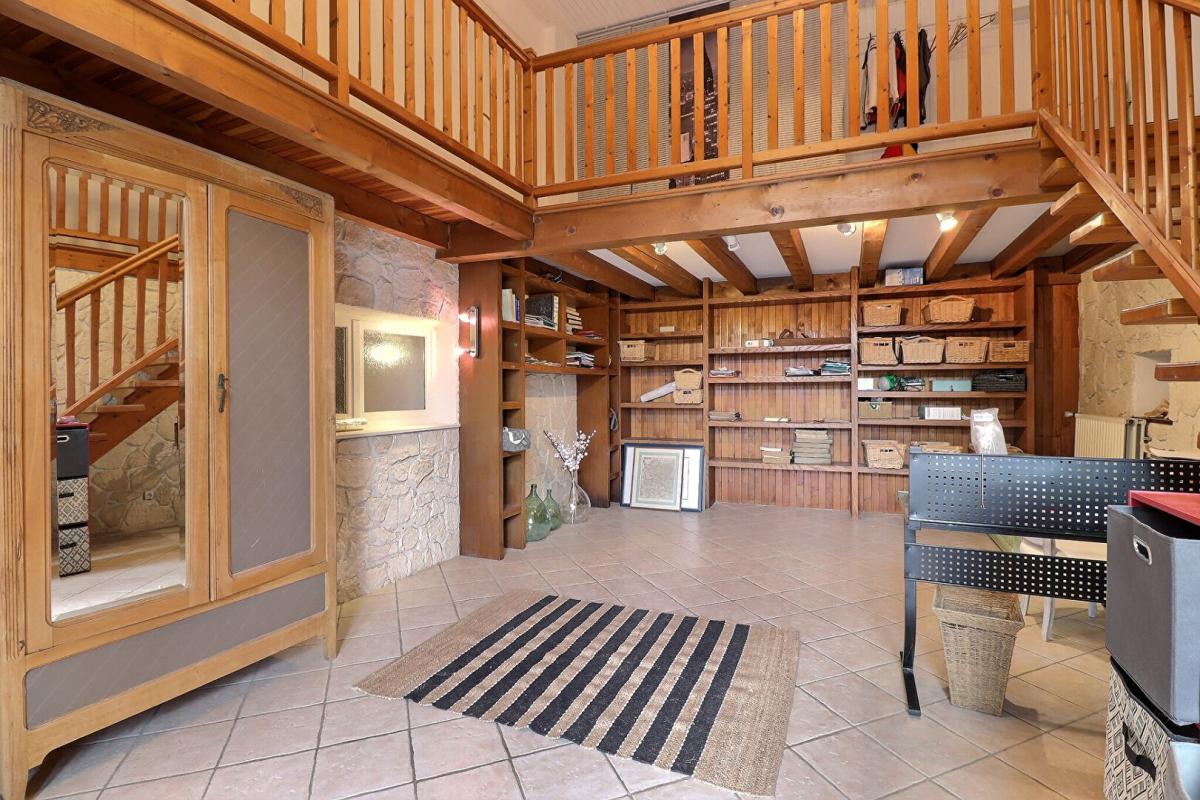 LA BUISSIERE Ancien corps de ferme 8P 253 m² avec dépendances à LA BUISSIERE (38530) 13