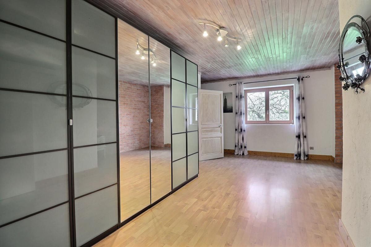 LA BUISSIERE Ancien corps de ferme 8P 253 m² avec dépendances à LA BUISSIERE (38530) 14