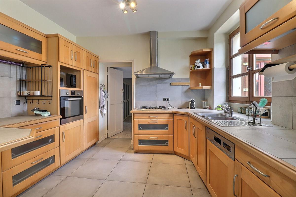 LA BUISSIERE Ancien corps de ferme 8P 253 m² avec dépendances à LA BUISSIERE (38530) 4