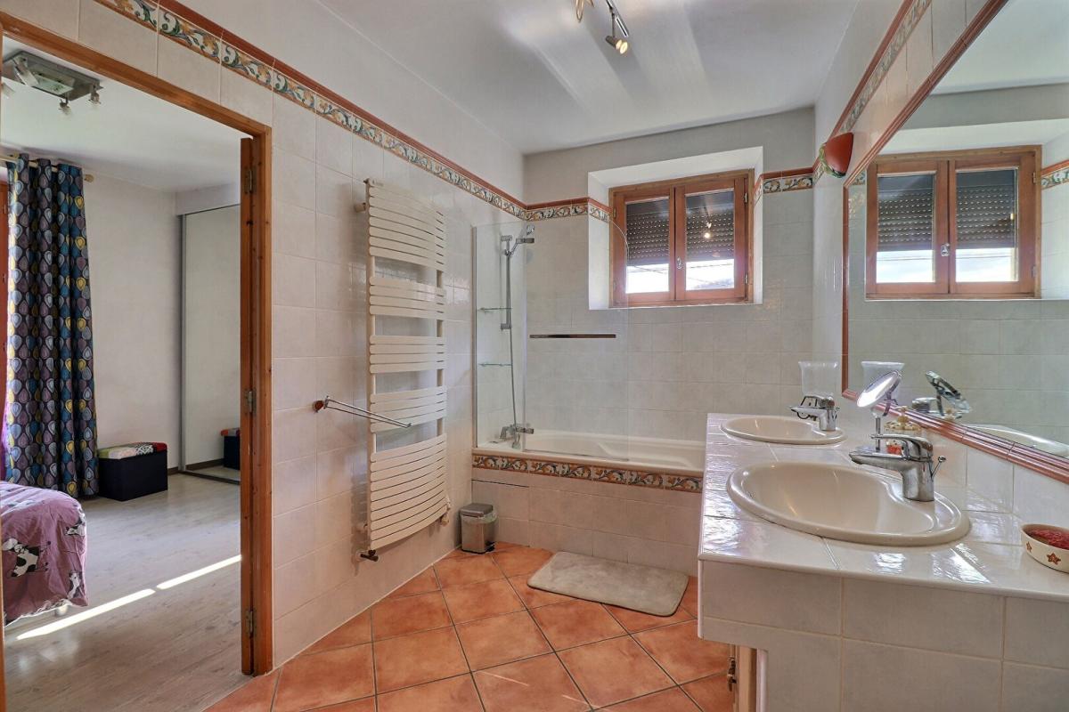 LA BUISSIERE Ancien corps de ferme 8P 253 m² avec dépendances à LA BUISSIERE (38530) 5