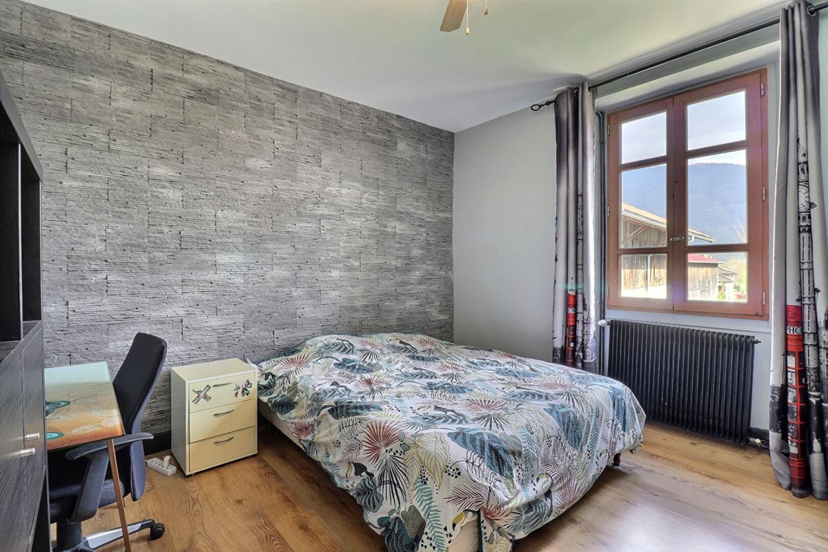 LA BUISSIERE Ancien corps de ferme 8P 253 m² avec dépendances à LA BUISSIERE (38530) 7