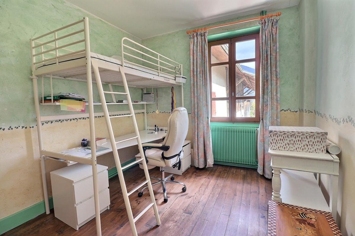 LA BUISSIERE Ancien corps de ferme 8P 253 m² avec dépendances à LA BUISSIERE (38530) 8