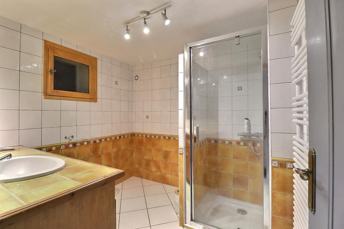 LA BUISSIERE Ancien corps de ferme 8P 253 m² avec dépendances à LA BUISSIERE (38530) 9